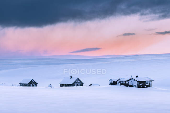 Віддалені будинки відпочинку в зимовому ландшафті, Тана, Норвегія. — стокове фото