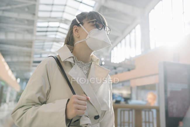 Portrait of woman wearing face mask in a shopping center — Stock Photo