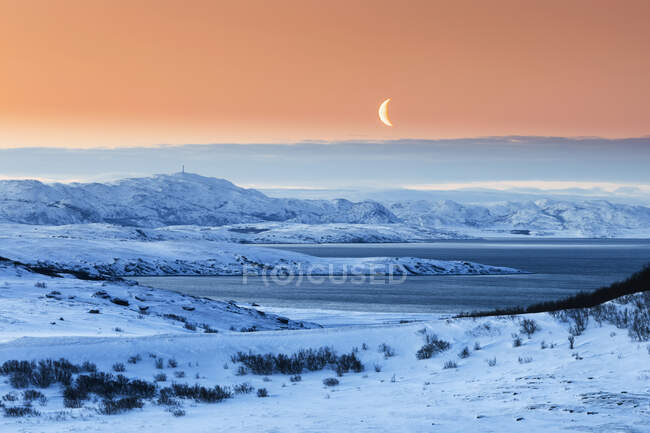 Mattina con la luna in inverno, Lebesby, Lakse Fjord, Norvegia — Foto stock