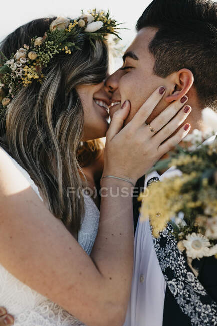 Felice coppia di sposi baciarsi — Foto stock