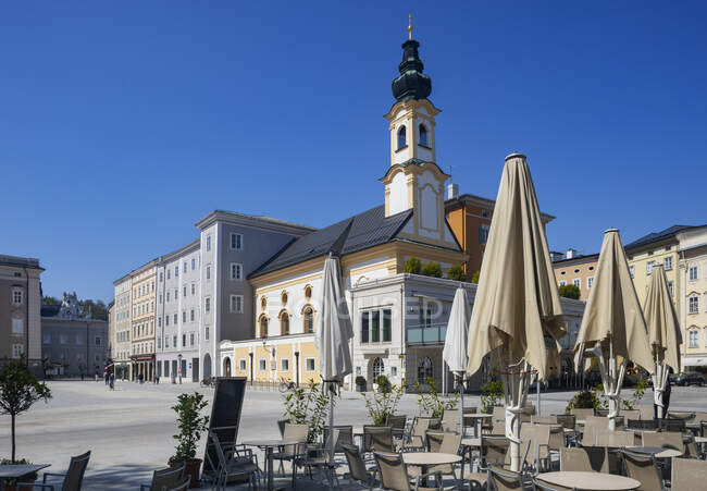 Austria, Salisburgo, Residenzplatz vuoto con la chiesa di San Michele in mezzo alla pandemia di Coronavirus — Foto stock