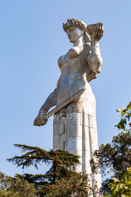 Kartlis Deda contro il cielo blu chiaro, Tbilisi, Georgia — Foto stock