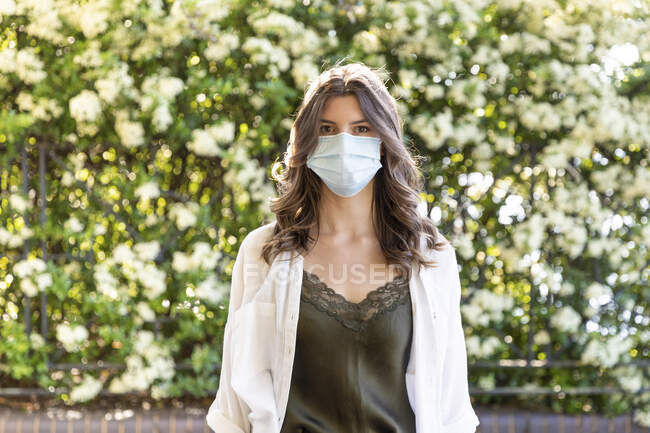 Jeune femme portant un masque de protection — Photo de stock