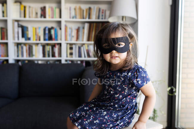 Портрет маленької дівчинки в масці вдома. — стокове фото