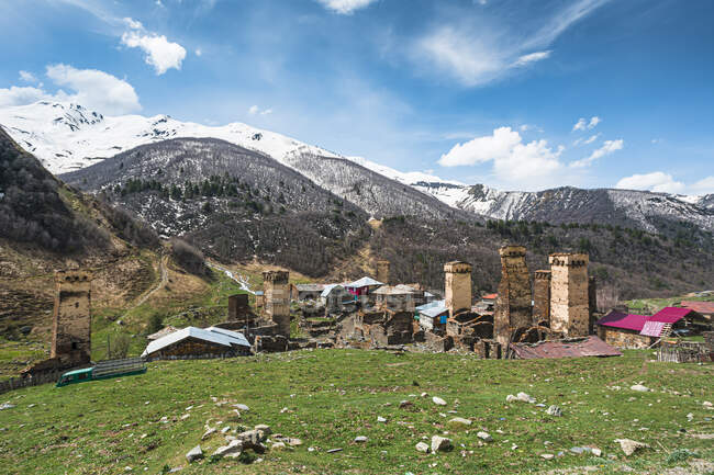 Georgia, Svaneti, Ushguli, Towers of medieval mountain village — Stock Photo