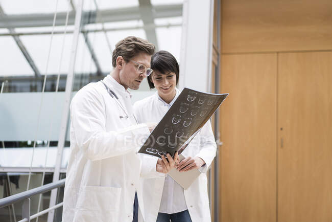 Dos doctores mirando imágenes de rayos X - foto de stock