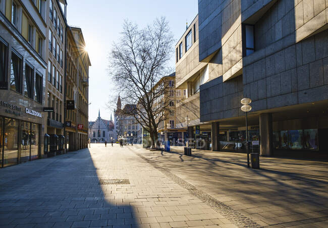 Німеччина, Баварія, Мюнхен, Сан сяє над порожньою вулицею Нойхаузера. — стокове фото