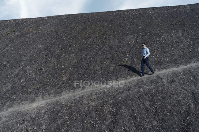Зрелый бизнесмен спускается по заброшенной шахте — стоковое фото