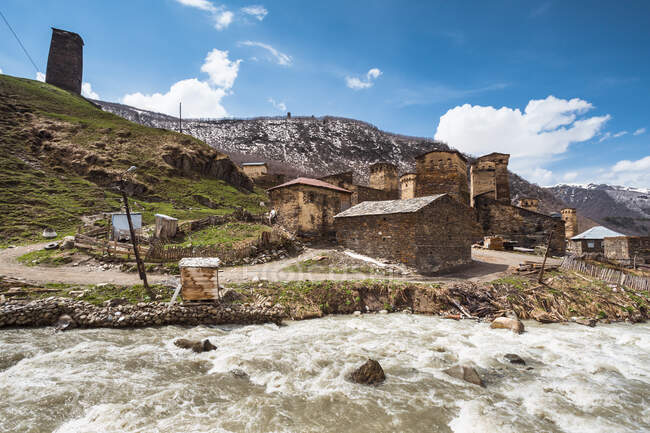 Geórgia, Svaneti, Ushguli, vila medieval na margem do rio Enguri — Fotografia de Stock