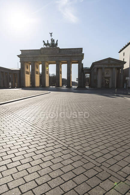 Germany, Berlin, Cobblestone square in front of Brandenburg Gate during COVID-19 epidemic — Stock Photo