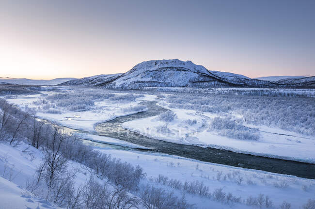 Paisagem com rio Storelvassdraget no inverno, Lebesby, Noruega — Fotografia de Stock