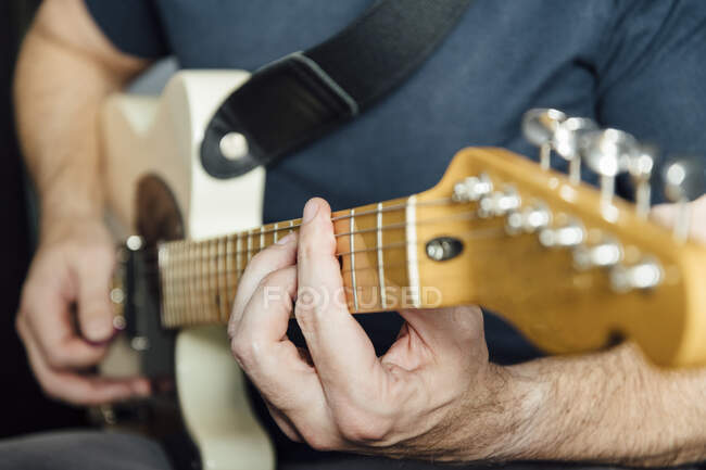 Uomo imparare a suonare la chitarra elettrica — Foto stock