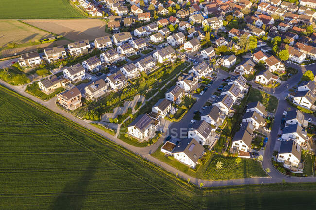 Германия, Баден-Вюртемберг, Вайблинген, Вид с воздуха на современный пригород — стоковое фото