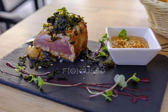 Spanien, Platzieren Sie Matte mit Fertigfleisch und Schüssel mit Dip-Sauce — Stockfoto