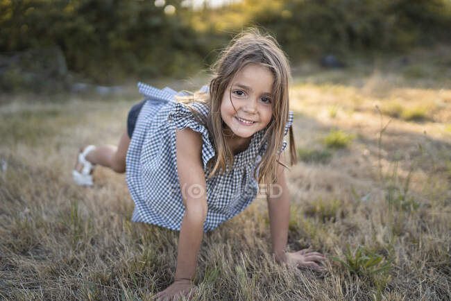 Retrato de niña feliz jugando en la naturaleza - foto de stock