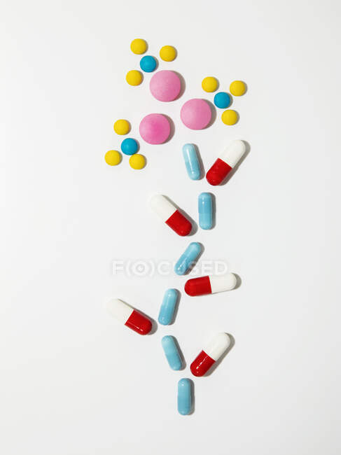 Pills and capsules arranged in shape of blooming flower — Stock Photo