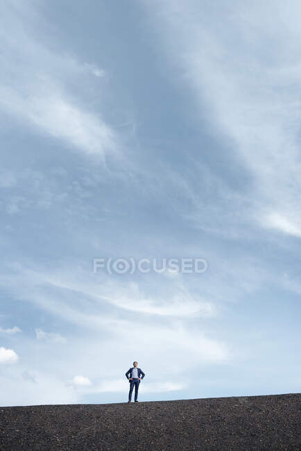Homme d'affaires mature debout sur une pointe de mine désaffectée — Photo de stock