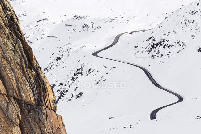 Austria, Tirol, Kaunertal, Kaunertal Glacier Road en los Alpes nevados - foto de stock