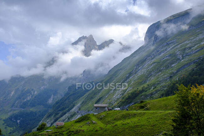 Francia, Alti Pirenei, Veduta panoramica delle nuvole sul Pic de Gabizos — Foto stock