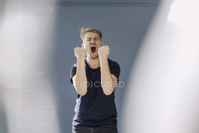 Retrato de un hombre gritando - foto de stock