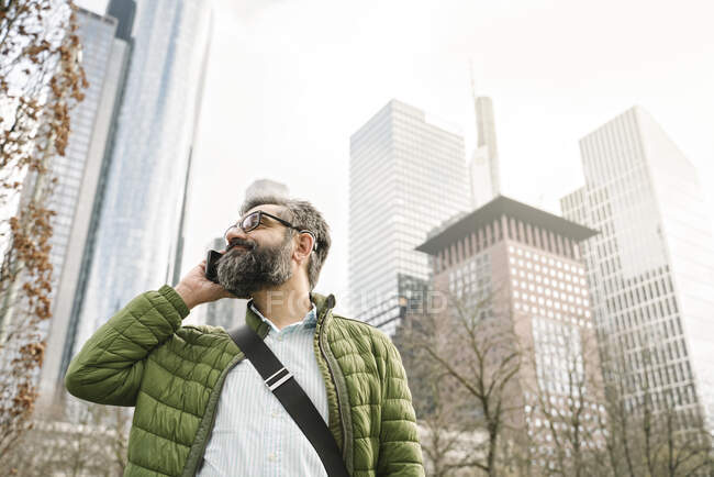 Man on the phone in front of skycrapers, Frankfurt, Germany — Stock Photo