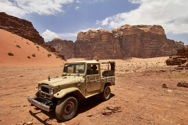 Vieux 4x4 dans le désert, Wadi Rum, Jordanie — Photo de stock