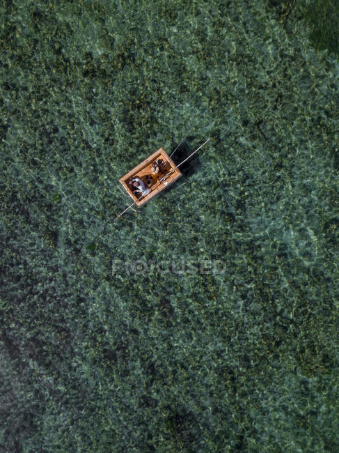 Indonesia, Bali, Nusa Dua, Veduta aerea di due persone che pescano in barca vicino Gunung Payung Beach — Foto stock