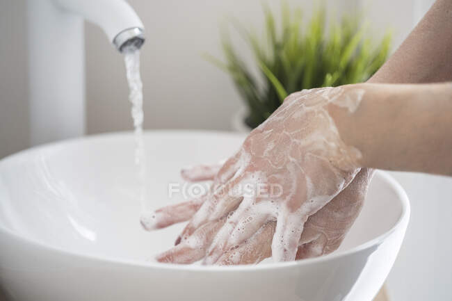 Жінки, що миють руки з милом. — стокове фото