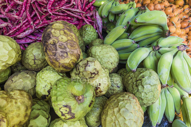 Portugal, Madère, Funchal, Cherimoya (Annona cherimola) et bananes au marché fermier — Photo de stock