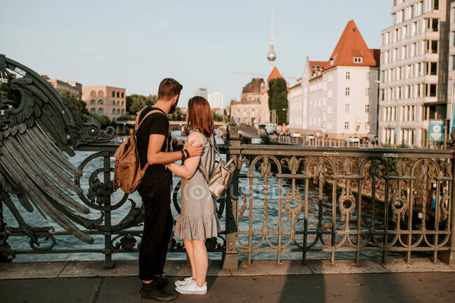 Ласковая молодая пара на мосту в Берлине, Германия — стоковое фото