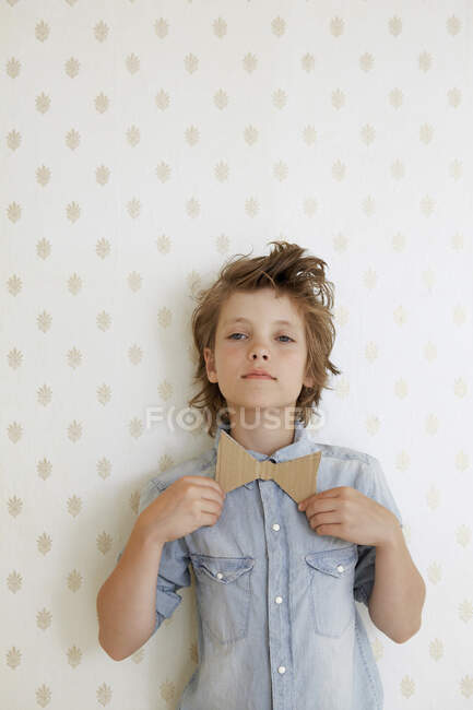 Retrato de niño con corbata de cartón - foto de stock