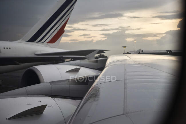 ЮАР, Мюнхен, крыло и двигатель самолета на тармаке — стоковое фото