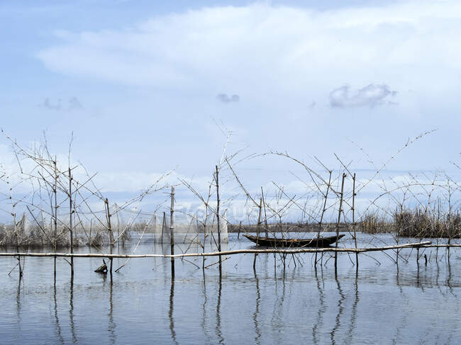 Benin, Departamento Atlántico, Ganvie, Barco de pesca individual en el lago Nokoue - foto de stock