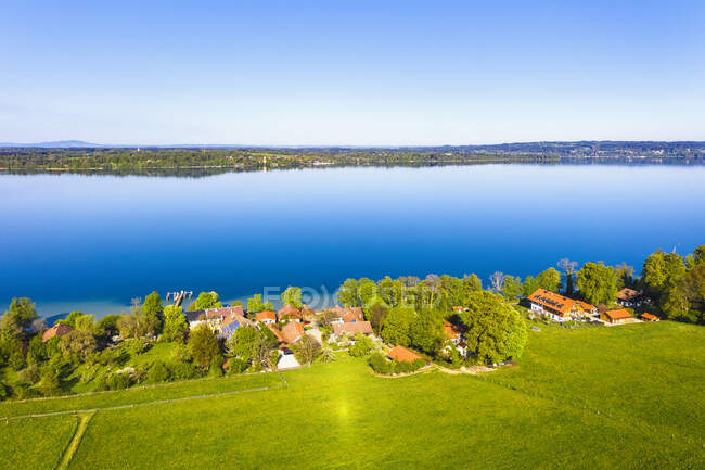 Alemanha, Baviera, Munsing, Drone vista da aldeia na costa do Lago Starnberg na primavera — Fotografia de Stock