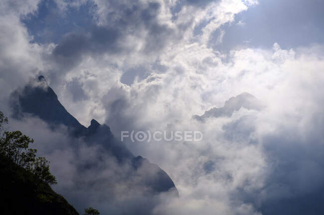 France, Hautes-Pyrénées, Pic de Gabizos enveloppé de nuages — Photo de stock