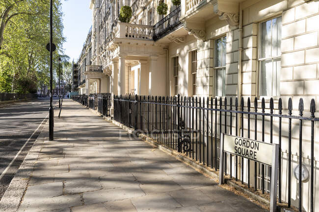 UK, Londra, Empty street a Gordon Square durante il coprifuoco — Foto stock
