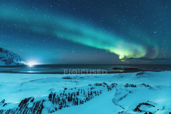 Luci settentrionali sopra la spiaggia, Berlevag, Norvegia — Foto stock