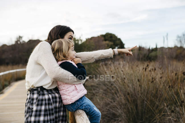 Mutter und Tochter auf der Uferpromenade im Grünen — Stockfoto