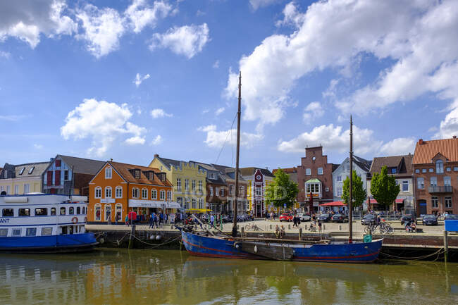 Germania, Schleswig-Holstein, Husum, Nave a vela ormeggiata nel porto cittadino — Foto stock