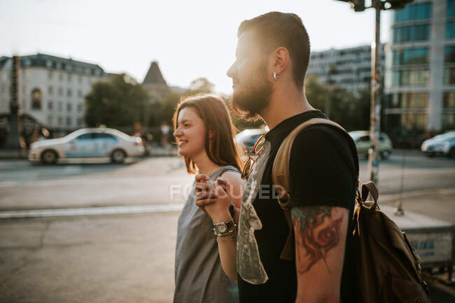 Jovem casal feliz andando na cidade, Berlim, Alemanha — Fotografia de Stock