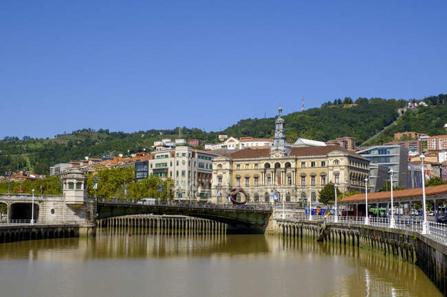 Espagne, Gascogne, Bilbao, Ciel bleu clair au-dessus du pont voûte traversant le canal de la rivière Nervion — Photo de stock