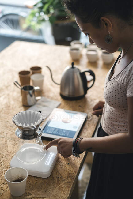 Mulher trabalhando em um roastery do café que prepara o café filtrado fresco — Fotografia de Stock