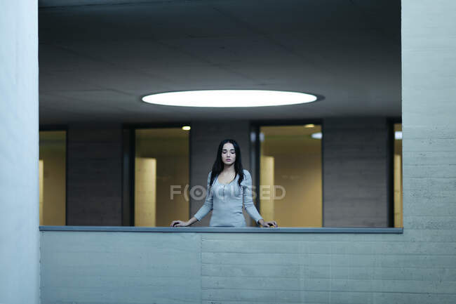 Jeune femme avec les yeux fermés sur le balcon — Photo de stock