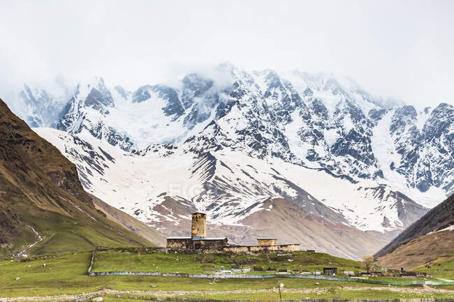 Geórgia, Svaneti, Ushguli, Abadia em remota aldeia montanhosa — Fotografia de Stock