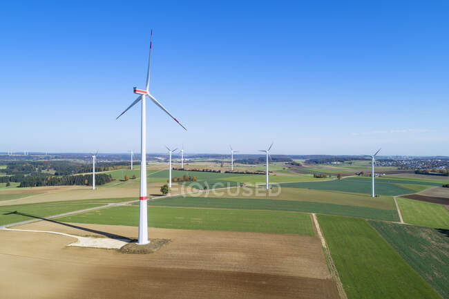 Германия, Баден-Вюртемберг, вид беспилотника на чистое небо над сельской ветряной электростанцией — стоковое фото