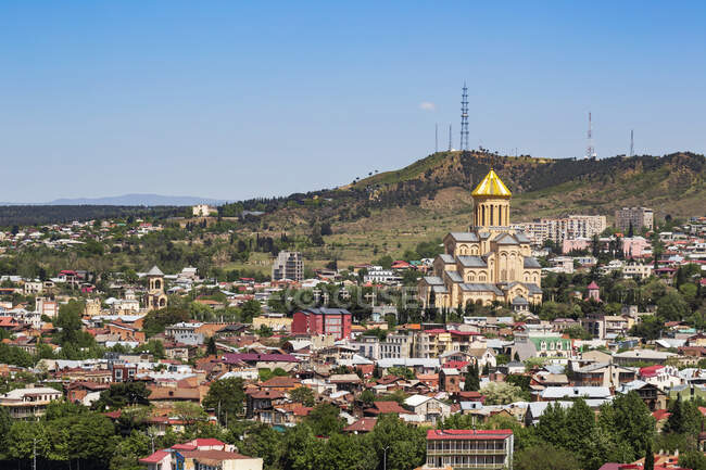 Holy Trinity Cathedral of Tbilisi and cityscape against clear sky at Tbilisi, Georgia — Stock Photo
