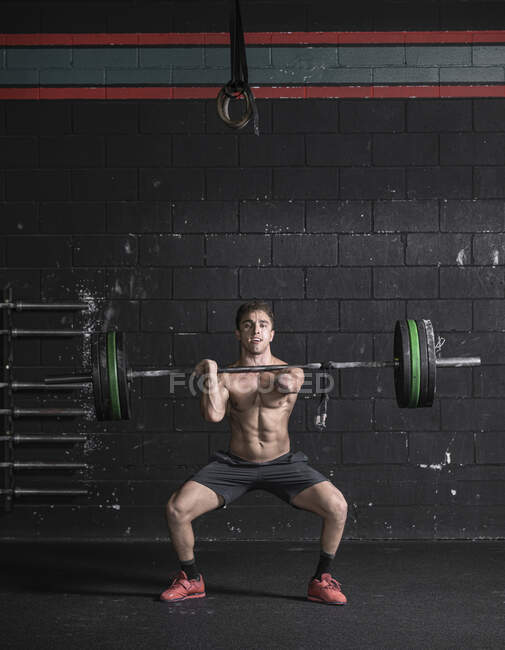 Athlete with an amputated arm doing weight training — Stock Photo