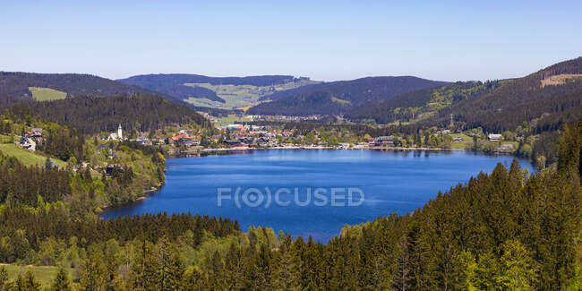 Germania, Baden-Wurttemberg, Titisee-Neustadt, Panorama del lago Titisee in primavera — Foto stock
