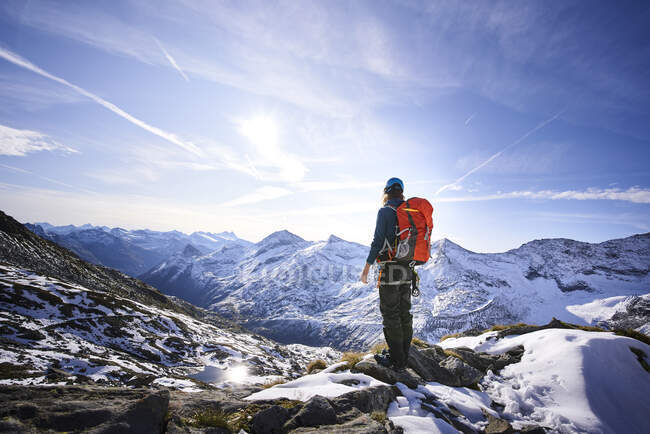 Montañista femenina con mochila en el mirador, Glaciar Grossvendediger, Tirol, Austria - foto de stock