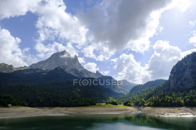 France, Pyrénées-Atlantiques, Pic du Midi dOssau et rivage du Lac de Bious-Artigues — Photo de stock